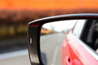 2台前のクルマを感知！　正面衝突の被害を軽減！　買うなら付けたいクルマのスゴイ安全装備４つ