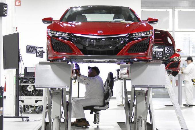 フェラーリやランボルギーニのほうが圧倒的に売れている！　月販一桁台もあるホンダNSXが売れない謎