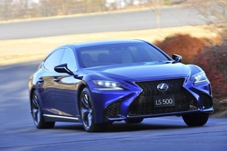 「後席重視」の常識に大きな変化！　いま高級セダンが続々「スポーティな走り」を追求するワケ