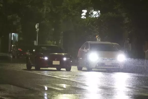 「薄暮時？　信号待ち？　クルマのポジションランプを使う場面とは」の画像