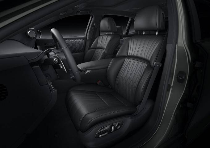 新型レクサスLSが世界初公開！　静粛性と乗り心地を進化させ最先端の高度運転支援技術も搭載