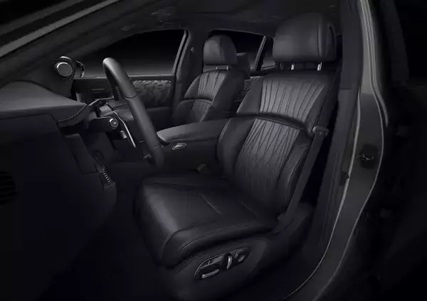 「新型レクサスLSが世界初公開！　静粛性と乗り心地を進化させ最先端の高度運転支援技術も搭載」の画像