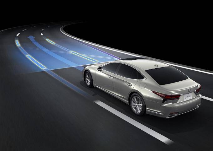 新型レクサスLSが世界初公開！　静粛性と乗り心地を進化させ最先端の高度運転支援技術も搭載