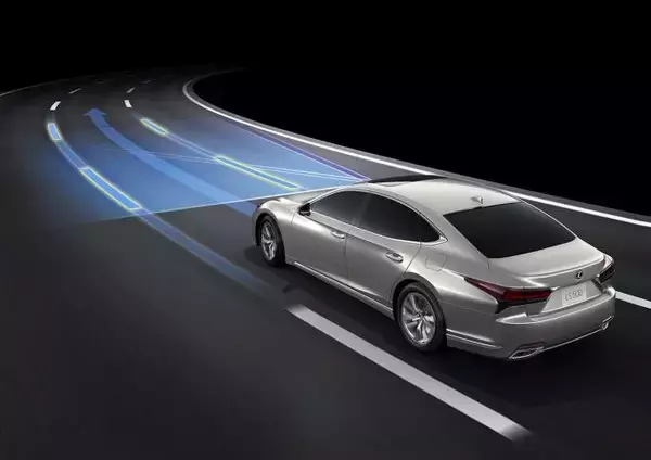 「新型レクサスLSが世界初公開！　静粛性と乗り心地を進化させ最先端の高度運転支援技術も搭載」の画像