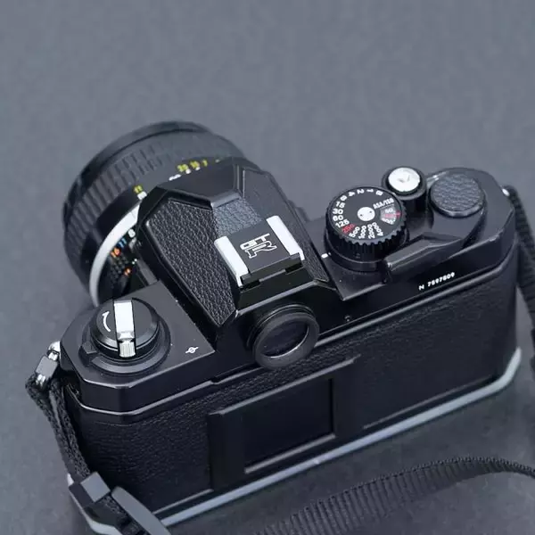 「最新作は人気のカメラ用アクセサリー！　ワキプリントピアからR32GT-Rロゴ入りホットシューカバー発売」の画像