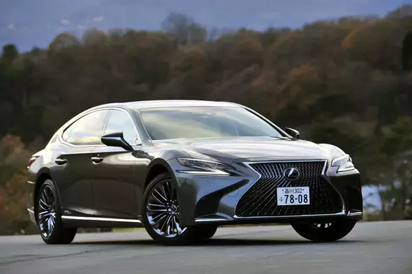 わずかな期間で半額の衝撃！　中古車市場で「国産車」より「輸入車」の値落ちが激しいワケ