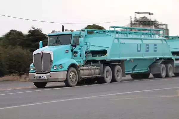 「なんと「18速」のMTもあるけどどうやってギヤを変える？　大型トラックはなぜ超多段ギヤが必要なのか」の画像