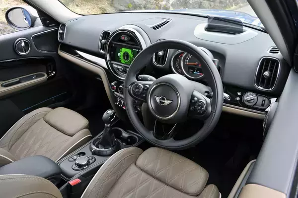 「女性が「長く乗れる」クルマ選びはじつは難しい！　独身・結婚・子育てまで使えるスゴイ実力の５台とは」の画像