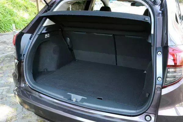 「女性が「長く乗れる」クルマ選びはじつは難しい！　独身・結婚・子育てまで使えるスゴイ実力の５台とは」の画像