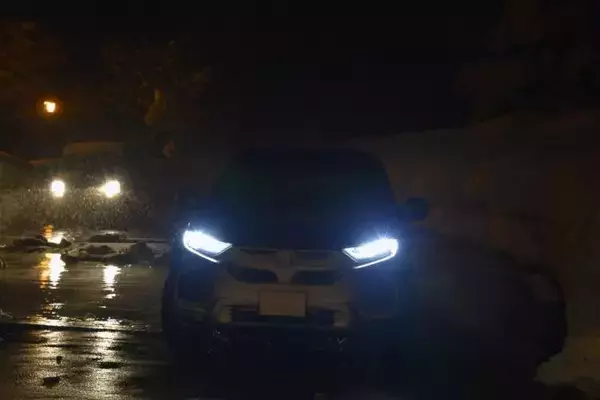 「自動点灯が「義務化」なのにいつ使う？　ヘッドライトの「AUTO」以外に「スモール」と「オン」があるワケ」の画像