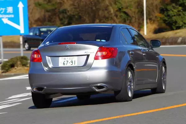 「セダンの復権を狙うがあえなく撃沈！　１代限りで消えた「残念な」21世紀のチャレンジャー４選」の画像