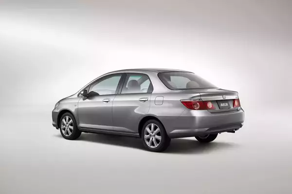 「セダンの復権を狙うがあえなく撃沈！　１代限りで消えた「残念な」21世紀のチャレンジャー４選」の画像