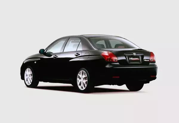 「セダンの復権を狙うがあえなく撃沈！　１代限りで消えた「残念な」21世紀のチャレンジャー４選」の画像