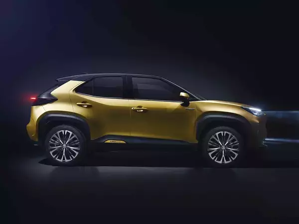 「他社は「名前を変える」のになぜ？　トヨタの新型SUV「ヤリスクロス」が「ヤリス」を名乗るワケ」の画像