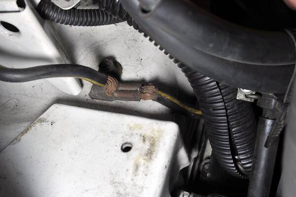 燃費アップ ライトが明るく 音まで向上 かつて流行したクルマの アーシング の驚くべき効果とは 年8月4日 エキサイトニュース