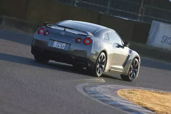 「同じクルマの新車なのに純正装着のタイヤメーカーが違う！　車両の性能に「差」はでない？」の画像