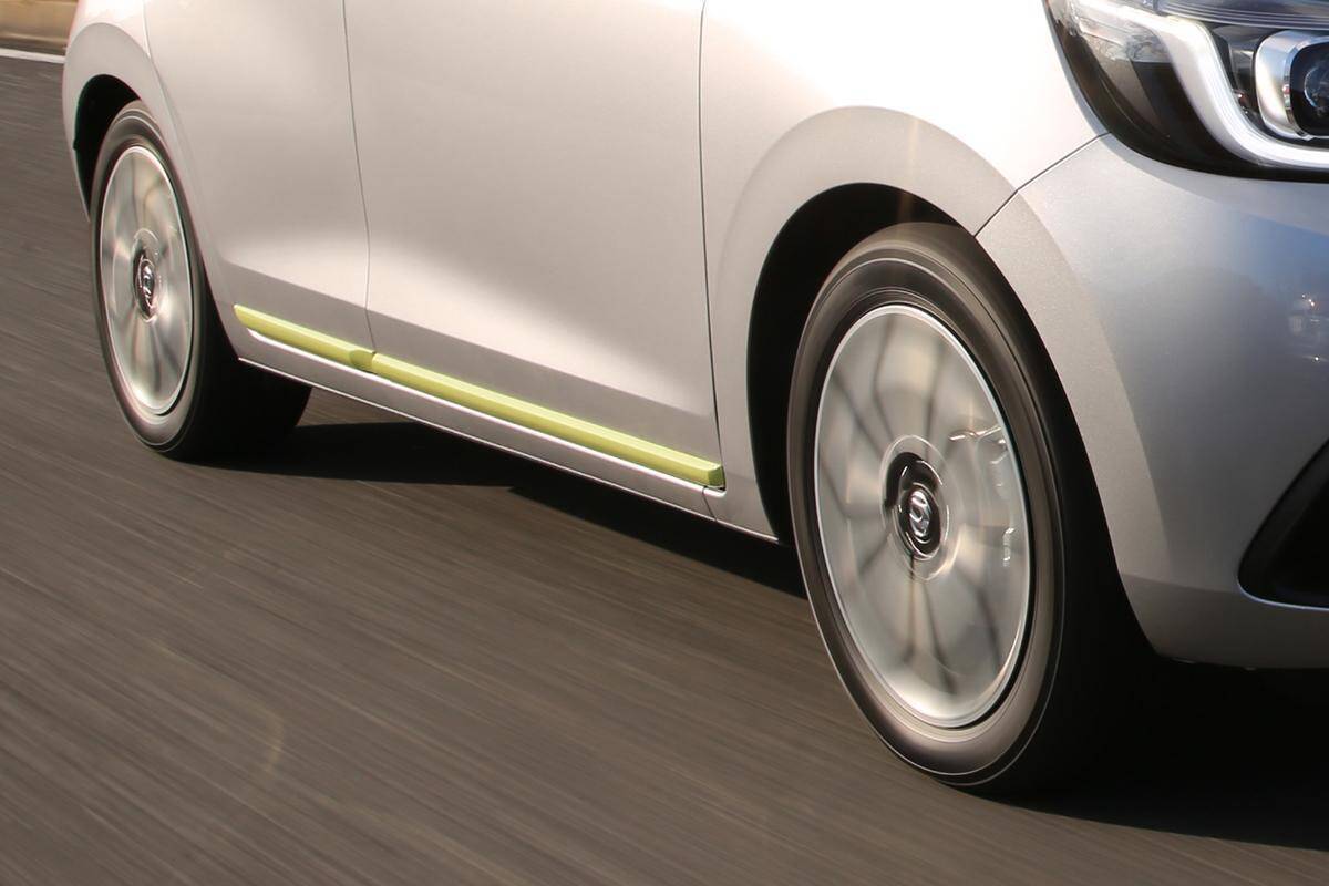 同じクルマの新車なのに純正装着のタイヤメーカーが違う！　車両の性能に「差」はでない？