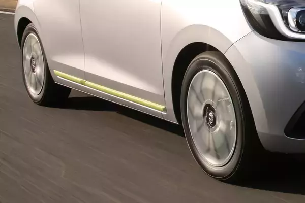 「同じクルマの新車なのに純正装着のタイヤメーカーが違う！　車両の性能に「差」はでない？」の画像