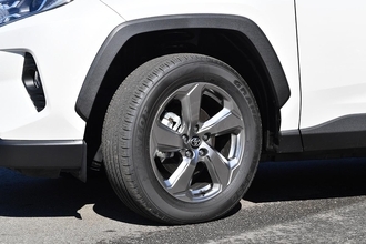 同じクルマの新車なのに純正装着のタイヤメーカーが違う！　車両の性能に「差」はでない？