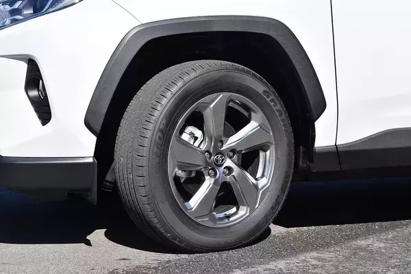 同じクルマの新車なのに純正装着のタイヤメーカーが違う！　車両の性能に「差」はでない？