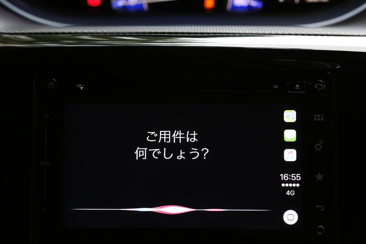 「ながらスマホ」はNGでも必須アイテム！　「鍵」「駐車」「エアコン操作」まで可能なクルマとスマホの切れない仲