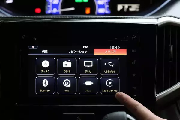 「「ながらスマホ」はNGでも必須アイテム！　「鍵」「駐車」「エアコン操作」まで可能なクルマとスマホの切れない仲」の画像