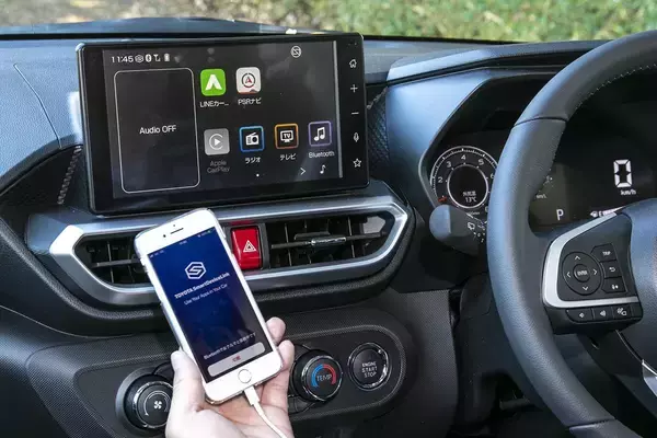 「「ながらスマホ」はNGでも必須アイテム！　「鍵」「駐車」「エアコン操作」まで可能なクルマとスマホの切れない仲」の画像