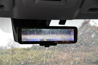 先進の「デジタルルームミラー」は万能じゃない！　「普通の鏡」への切り替え機能が付いているワケ