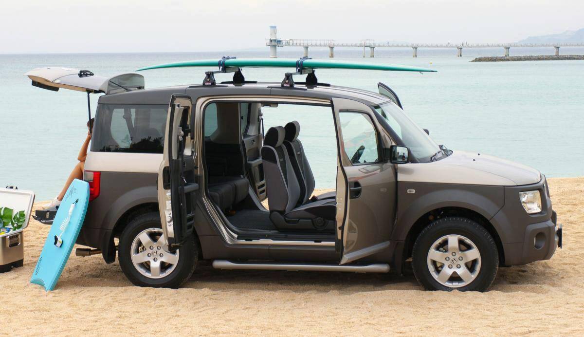 なぜか「成功例」が見当たらない！　軒並み１代限りで消えている「観音開きドア」のクルマ４選