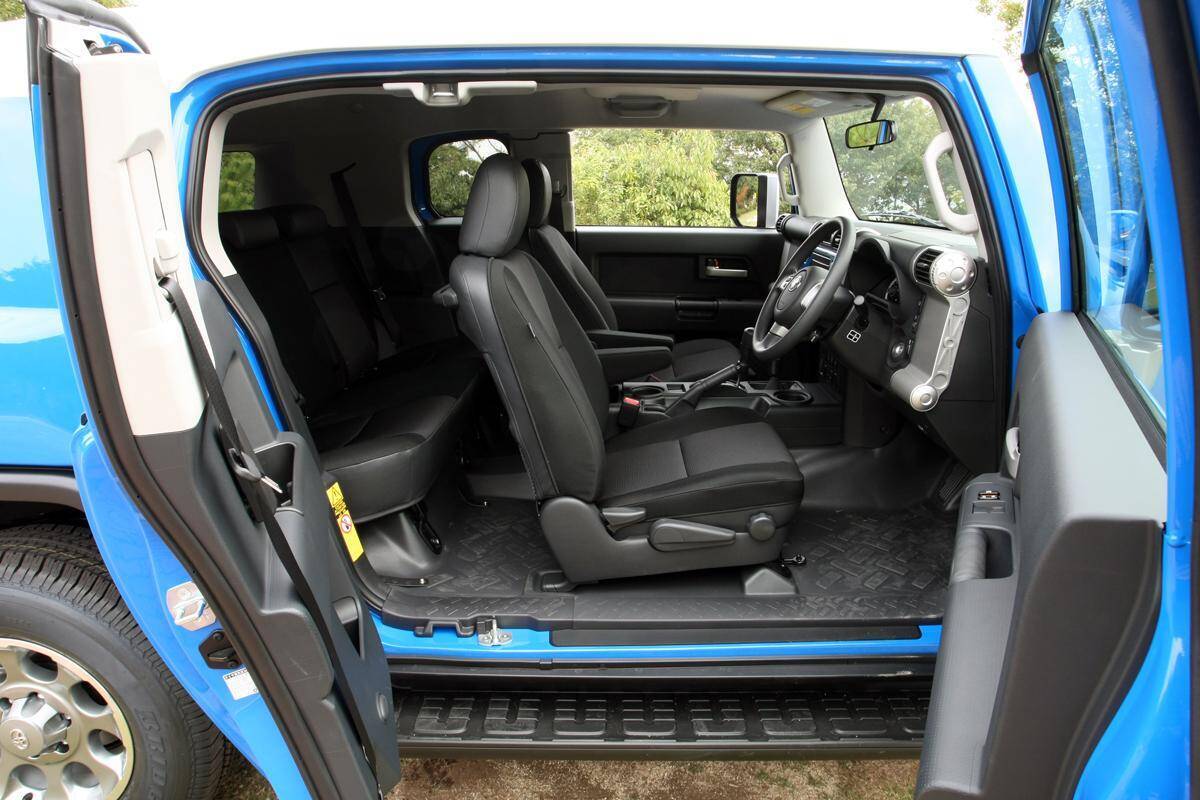 なぜか「成功例」が見当たらない！　軒並み１代限りで消えている「観音開きドア」のクルマ４選