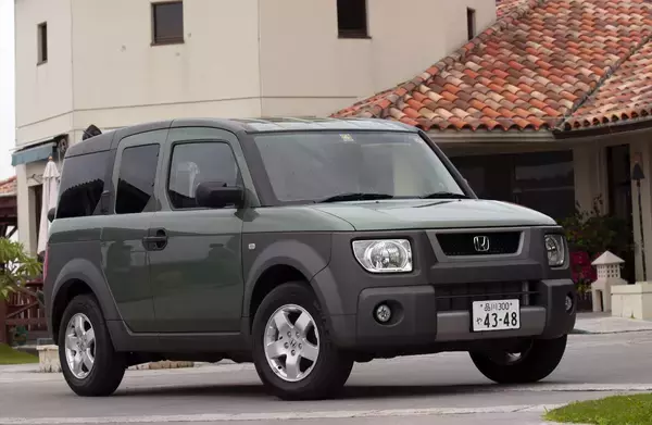 「なぜか「成功例」が見当たらない！　軒並み１代限りで消えている「観音開きドア」のクルマ４選」の画像