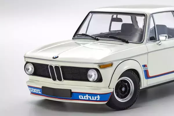 「名車BMW2002ターボのモデルカー2サイズがミニチャンプスから発売！」の画像