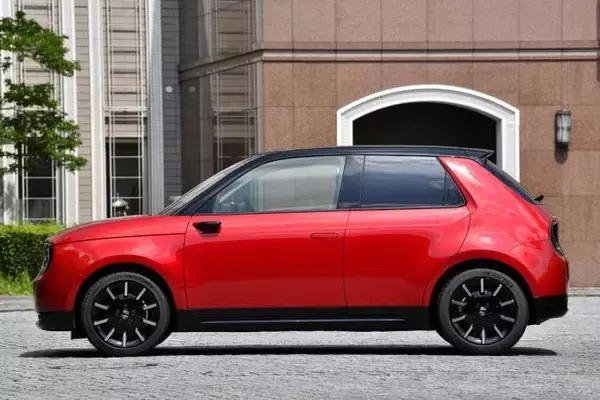 「これってコンセプトカー？　まもなく発売のHonda eがあまりに未来的すぎた！　【詳細紹介】」の画像