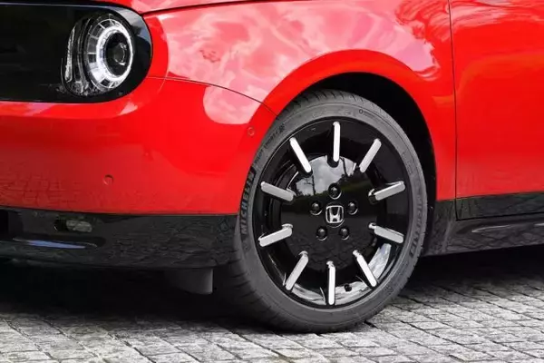 「これってコンセプトカー？　まもなく発売のHonda eがあまりに未来的すぎた！　【詳細紹介】」の画像