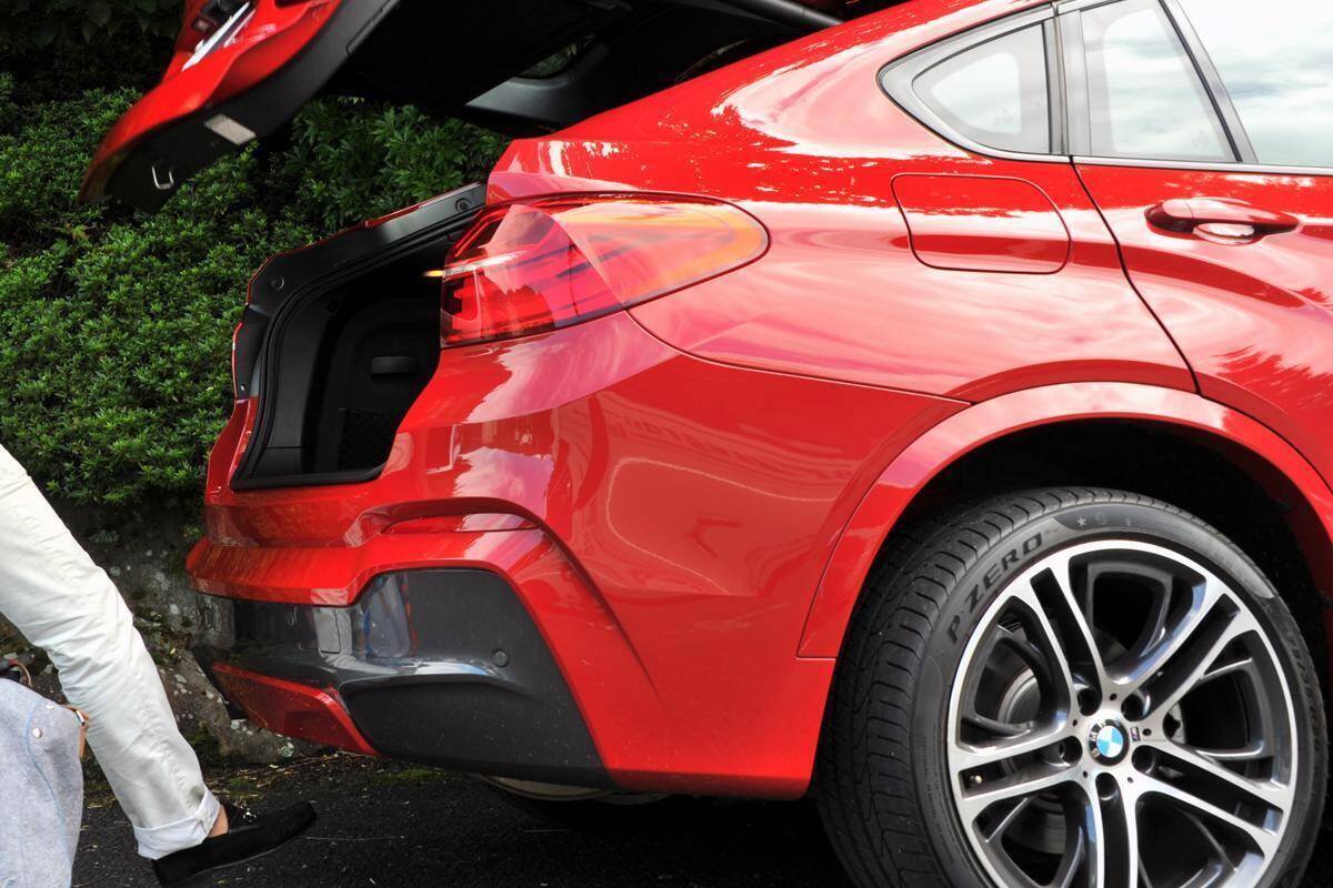 「あえて」なのか「できない」のか？　よく考えると「スポーツカー」には採用されない装備10選