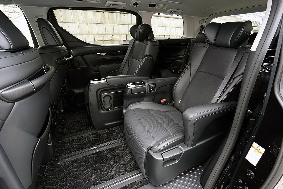 「あえて」なのか「できない」のか？　よく考えると「スポーツカー」には採用されない装備10選