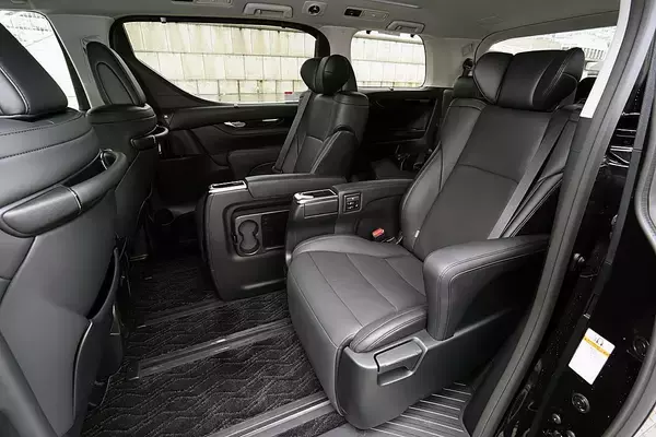 「「あえて」なのか「できない」のか？　よく考えると「スポーツカー」には採用されない装備10選」の画像