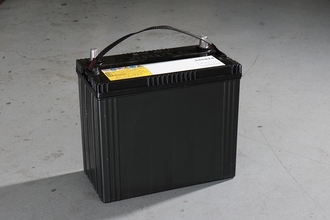 これだけ「リチウムイオン電池」が出回っているのになぜ？　クルマが100年前からある「鉛バッテリー」を使うワケ