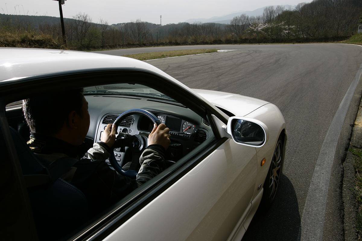 かつては「胸キュン」の定番！　今やると女性から「ドン引き」必至の運転テクニックとは