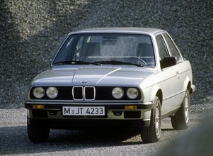 かつては「胸キュン」の定番！　今やると女性から「ドン引き」必至の運転テクニックとは