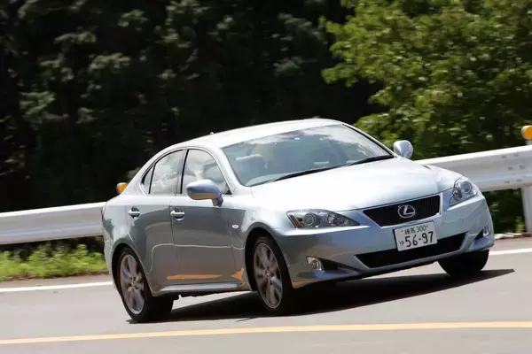 「カローラにレガシィにプリウスまで！　スーパーGTに参戦した「4ドア」ベースのマシン６台」の画像