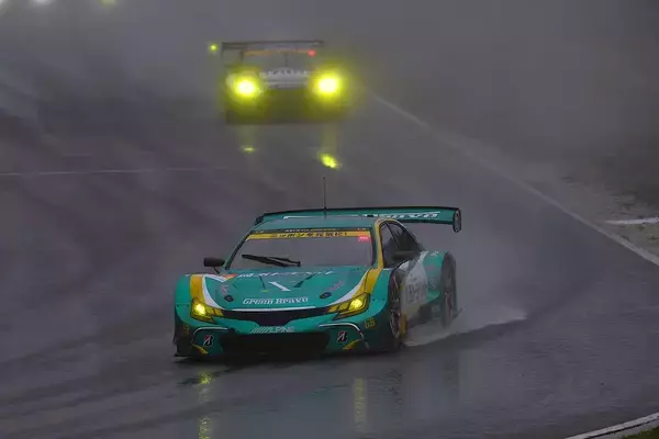 「カローラにレガシィにプリウスまで！　スーパーGTに参戦した「4ドア」ベースのマシン６台」の画像