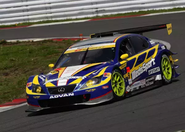 「カローラにレガシィにプリウスまで！　スーパーGTに参戦した「4ドア」ベースのマシン６台」の画像