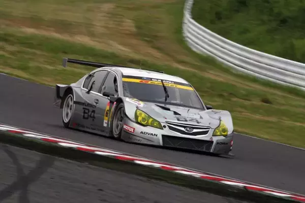 「カローラにレガシィにプリウスまで！　スーパーGTに参戦した「4ドア」ベースのマシン６台」の画像