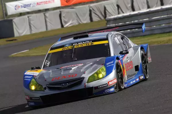 「カローラにレガシィにプリウスまで！　スーパーGTに参戦した「4ドア」ベースのマシン６台」の画像