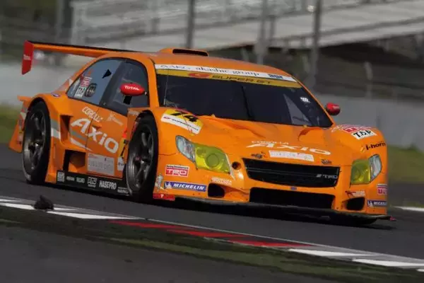 「カローラにレガシィにプリウスまで！　スーパーGTに参戦した「4ドア」ベースのマシン６台」の画像