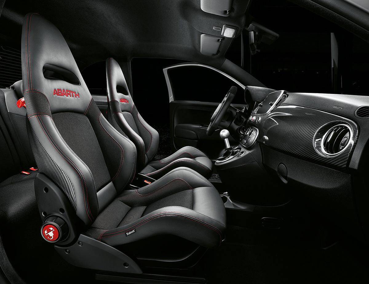 アバルト595をさらにモディファイした限定車「エッセエッセ」が305台限定で登場