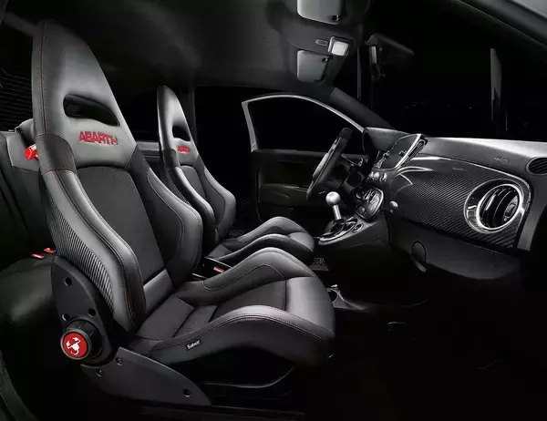 「アバルト595をさらにモディファイした限定車「エッセエッセ」が305台限定で登場」の画像