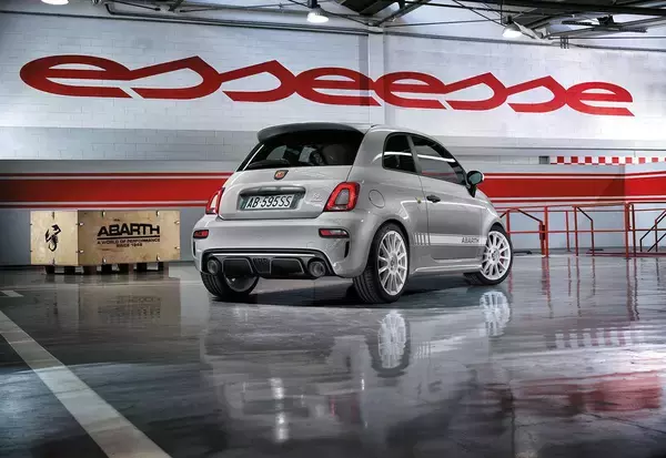 アバルト595をさらにモディファイした限定車「エッセエッセ」が305台限定で登場