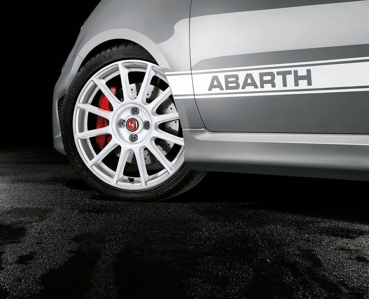 アバルト595をさらにモディファイした限定車「エッセエッセ」が305台限定で登場